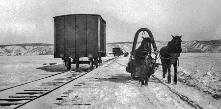 Перевозка вагонов по льду Байкала гужевой тягой